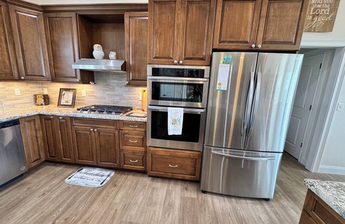 De Mossville House | Owl's Nest Retreat: Sleeps 20, Kentucky Hilltop w/Hot Tub and lots of room!