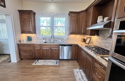 De Mossville House | Owl's Nest Retreat: Sleeps 20, Kentucky Hilltop w/Hot Tub and lots of room!