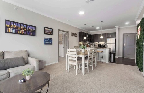 Overland Park Apartment | Amazing Amenities min to KC King Beds!