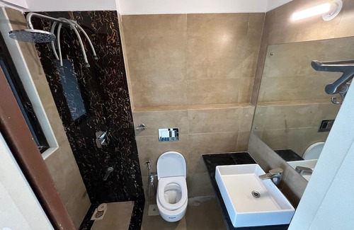 Versova Apartment | Chic 2-bedroom apartment in the heart of the City with Amazing Sea View