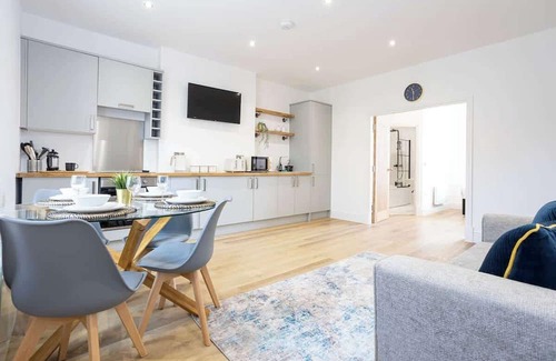 Walkden Apartment | NEW! Stunning Flat, Ideal for Business, Sleeps 4!