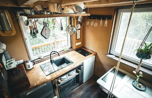 Zernien Cabin | Sustainable Picus Viridis tree house with sauna and hot tub in the countryside