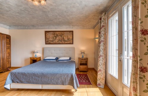 Arles House | Room 'Chambre 1' with Shared Pool, Wi-Fi and Air Conditioning