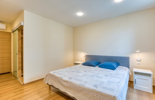 Arles House | Apartment 'Chambre 5' with Shared Pool, Wi-Fi and Air Conditioning