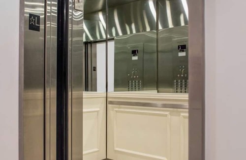 Garment District House | Spacious and Stylish Suite with Artistic Charm, Perfect for Midtown Getaways