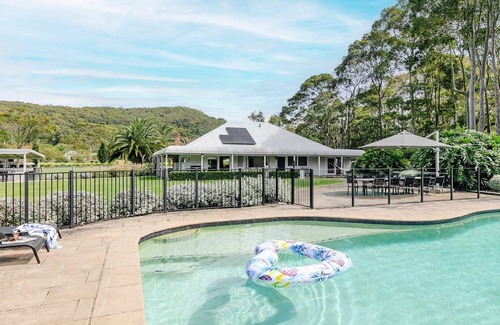 Wamberal House | Secluded acerage with floodlit tennis and basketball courts, pool, firepit and beautiful homestead