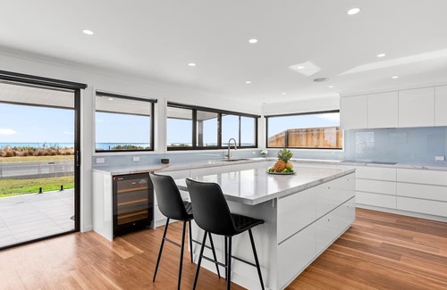 Portarlington House | Portarlington Beach Retreat, A modern home across from the water