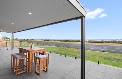 Portarlington House | Portarlington Beach Retreat, A modern home across from the water