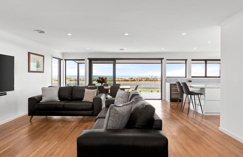 Portarlington House | Portarlington Beach Retreat, A modern home across from the water