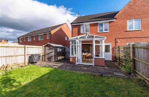 Alvaston Apartment | Pet Friendly 3 Bedroom Apartment w/Garden in Derby