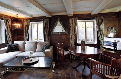 Grossschoenau Apartment | Log rooms in a weaver's house