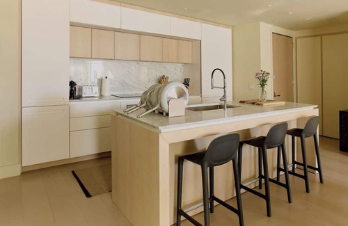 Williamsburg Apartment | Gorgeous 3-bedroom, 3 bedroom apt with deck, fitness room in welcoming Brooklyn