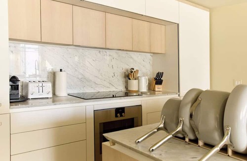 Williamsburg Apartment | Gorgeous 3-bedroom, 3 bedroom apt with deck, fitness room in welcoming Brooklyn
