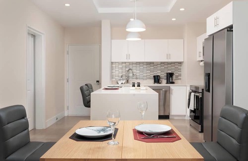 Gibbs Bay Apartment | Coral Beach 105 – Stylish 2Bed Home Near Mullins Beach with Pool & Private Patio