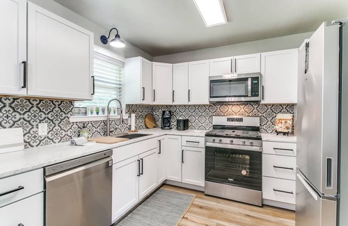 Keller House | Charming 2-bedroom house in lovely Keller with WiFi, AC
