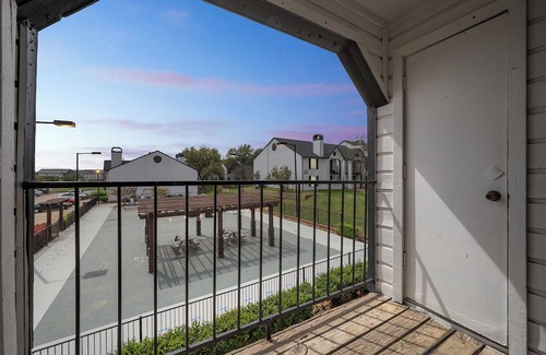 Bedford Apartment | 3001 Crystal Springs 922 I Spacious 1 Bed 1 Bath