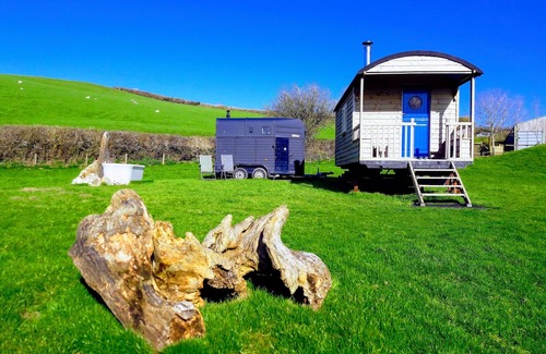 Berrynarbor House | North Devon cosy Shepherds Hut plus outdoor bath. Romantic getaway.