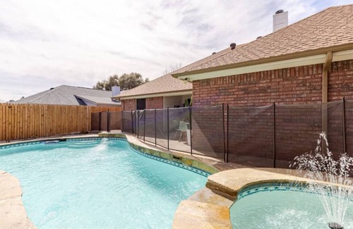 Saginaw House | Cozy Home with pool and backyard, 5 bed house.