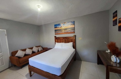 Runaway Bay Apartment | Charming 1-bedroom near beaches in Runaway Bay