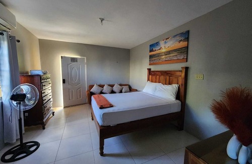 Runaway Bay Apartment | Charming 1-bedroom near beaches in Runaway Bay