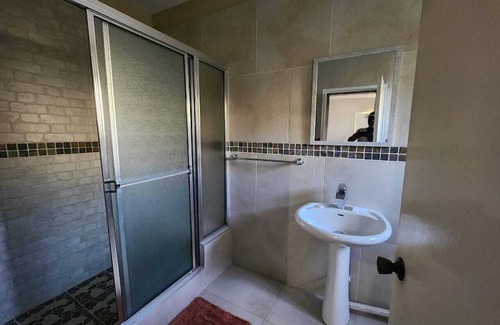 Runaway Bay Apartment | Charming 1-bedroom near beaches in Runaway Bay