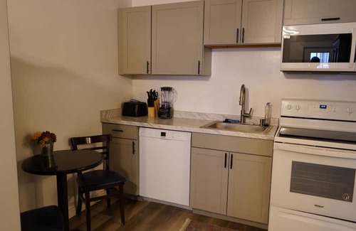 Memphis Cottage | Cozy Guest Home with Multiple Beds, Get Away! Ideal location + Essentials.