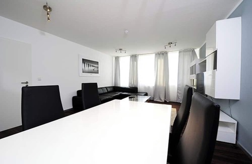 Weststadt Apartment | 150 m² Apt | full AC | netflix | center | balcony