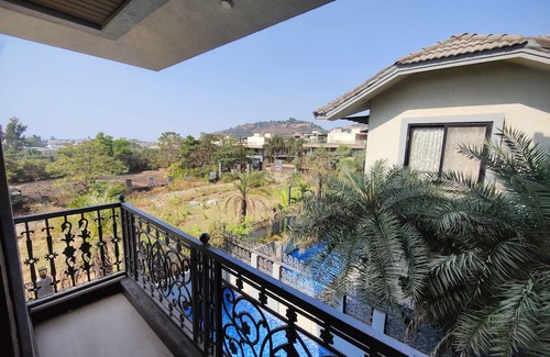 Kune N.m. Villa | Pine Estate, Lonavala by Ebony Stays – 4BHK Villa with Pool & Mountain Views