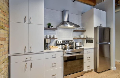 Fifth Ward Apartment | CW | 1 Bed | Walker's Point | Cream City | Luxury