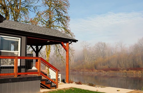 Monroe House | Skyriver Escape | Riverfront | Hot Tub | Relax!