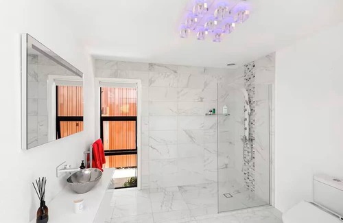 Raglan Bed & Breakfast | Raglan Retreat New Zealand w/Barrel Spa, Ocean View & Sunset