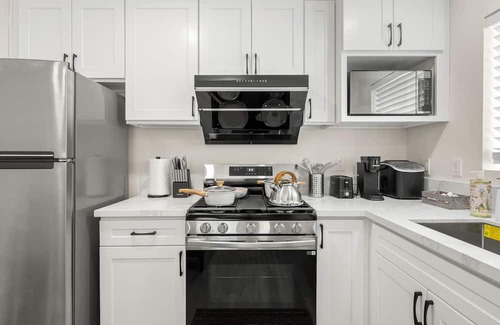 Bonita House | Spacious 6-Bedroom Retreat 、Close to LA Attractions 、BBQ 、Family-Friendly