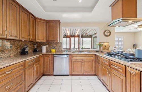 Bonita House | Spacious 6-Bedroom Retreat 、Close to LA Attractions 、BBQ 、Family-Friendly