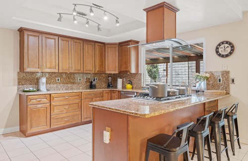 Bonita House | Spacious 6-Bedroom Retreat 、Close to LA Attractions 、BBQ 、Family-Friendly