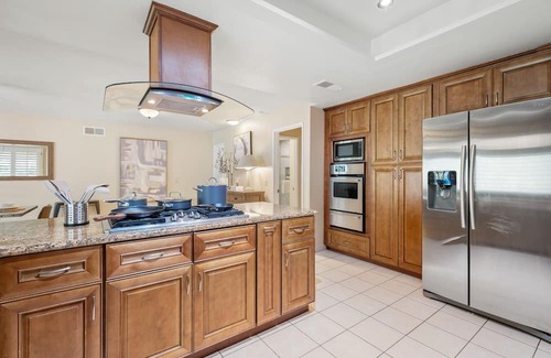 Bonita House | Spacious 6-Bedroom Retreat 、Close to LA Attractions 、BBQ 、Family-Friendly