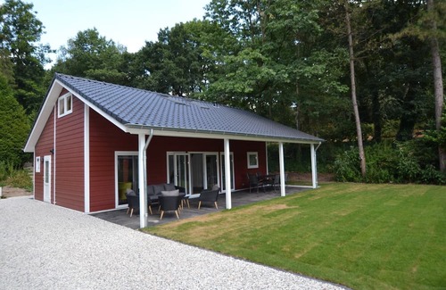 Municipality of Rhenen House | Holiday home with covered terrace in Rhenen