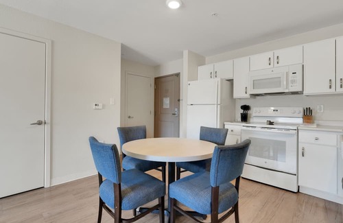 Far North Central Apartment | Simplicity At the Rim 1208 I Comfy 2 Bed 2Bath