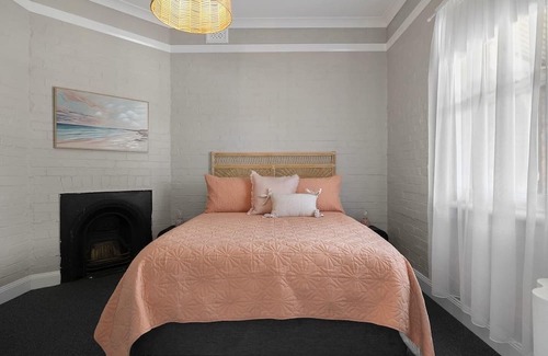Sheedys Gully Cottage | sage cottage, lithgow - modern - close to blue mountains - close to CBD