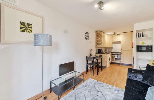 Weybridge Apartment | Cosy 1Bed Weybridge Ideal for 2! | Pass the Keys
