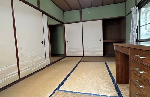 Beppu House | A 10-minute walk from Beppu Station! An old private house surrounded by buildings, full of privacy and seclusion. Antique items in the old house can be purchased if you like!