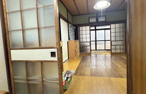 Beppu House | A 10-minute walk from Beppu Station! An old private house surrounded by buildings, full of privacy and seclusion. Antique items in the old house can be purchased if you like!