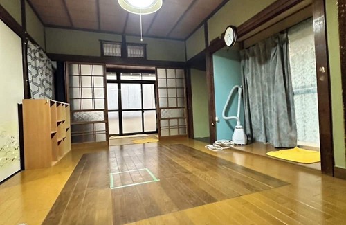 Beppu House | A 10-minute walk from Beppu Station! An old private house surrounded by buildings, full of privacy and seclusion. Antique items in the old house can be purchased if you like!