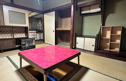 Beppu House | A 10-minute walk from Beppu Station! An old private house surrounded by buildings, full of privacy and seclusion. Antique items in the old house can be purchased if you like!