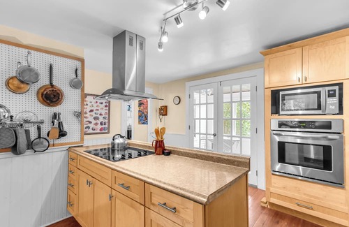 Castine House | Walk to harbor & Main St shops/restaurants. Front unit of Castine village house.
