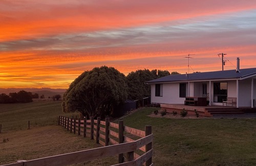 Korumburra Cottage | Stunning Country Views @ Oak Vue Cottage