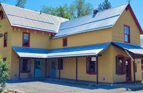 Winthrop Apartment | Guy's Place in the Historic Guy Waring House located in Downtown Winthrop