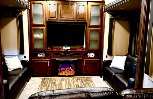 Pearlington House | Luzury 5th Wheel on the Ms Gulf Coast with access to all Campground amenities.