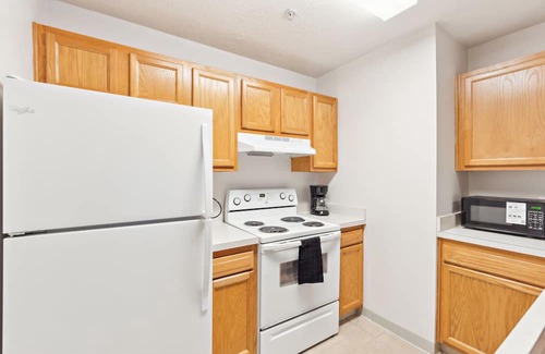 Wadsworth Apartment | Stratford Crossings 101 I 1 Bed 1 Bath