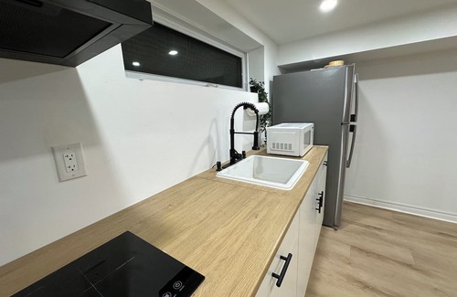 Alderwood House | Modern stay Minutes from YYZ and Rogers Centre with own washroom&kitchen