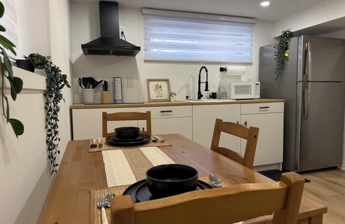 Alderwood House | Modern stay Minutes from YYZ and Rogers Centre with own washroom&kitchen